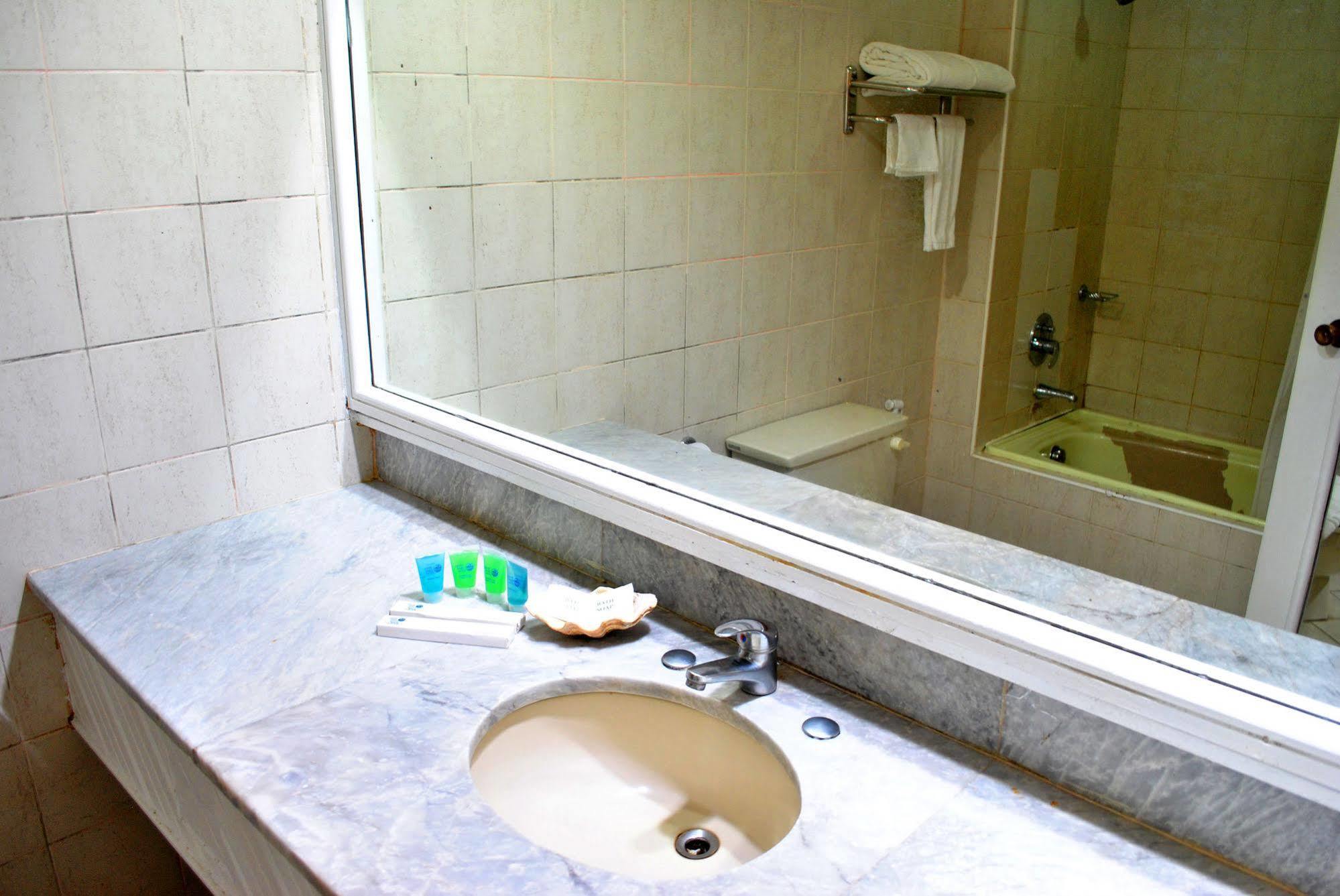 Leyte Park Resort Hotel Tacloban Exteriör bild